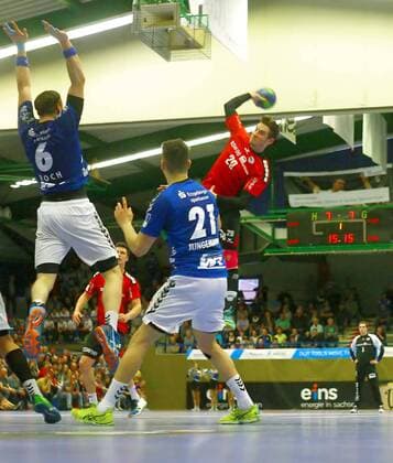 Jump shot by Felix König Bietigheim left Kevin Roch Aue and Philip Jungemann Aue Handball 2 League 2017 18 EHV Aue SG BBM Bietigheim am 13 4 2018 EHV Aue SG BBM Bietigheim