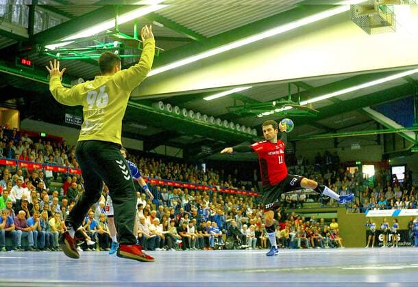 Per penalty Christian Schäfer Bietigheim Goalkeeper Eric Töpfer Aue Handball 2 League 2017 18 EHV Aue SG BBM Bietigheim am 13 4 2018 EHV Aue SG BBM Bietigheim