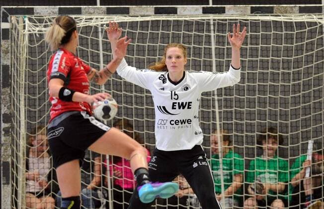 Laura Nicoleta Vasilescu HSG Bad Wildungen Vipers at the throw Madita Kohorst Goalkeeper VfL Oldenburg in the back Handball 1 Bundesliga Women HSG Bad Wildungen Vipers vs VfL Oldenburg 14 04 2018 Bad Wildungen Copyright: xSippel xEibner-Pressefotox EP_rsl