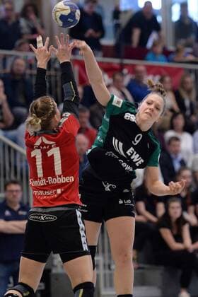 Julia Wenzl VfL Oldenburg at the throw Miranda Schmidt Robben HSG Bad Wildungen Vipers NR 11 Handball 1 Bundesliga Women HSG Bad Wildungen Vipers vs VfL Oldenburg 14 04 2018 Bad Wildungen Copyright: xSippel xEibner-Pressefotox EP_rsl