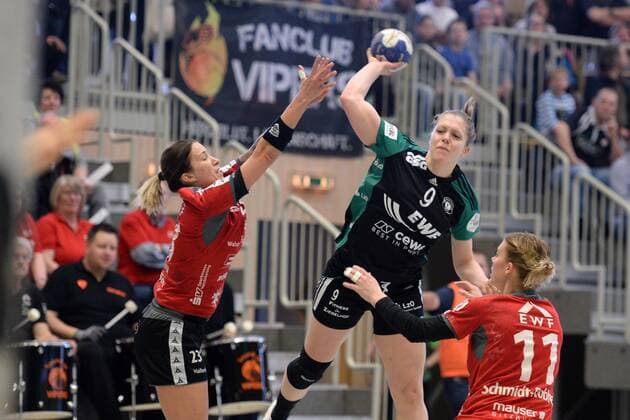 Julia Wenzl VfL Oldenburg in the litter Laura Nicoleta Vasilescu HSG Bad Wildungen Vipers L and Miranda Schmidt Robben HSG Bad Wildungen Vipers R Handball 1 Bundesliga Women HSG Bad Wildungen Vipers vs VfL Oldenburg 14 04 2018 Bad Wildungen Copyright: xSippel xEibner-Pressefotox EP_rsl