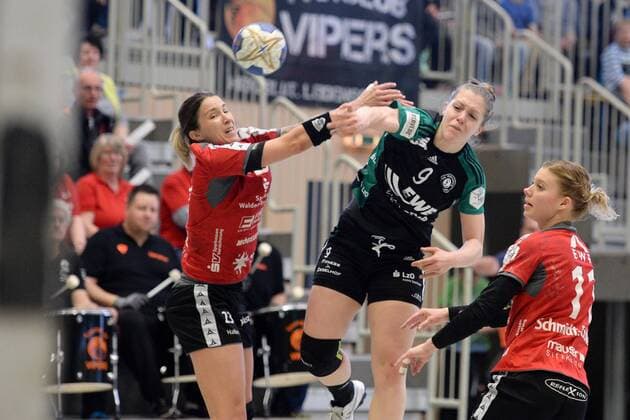 Julia Wenzl VfL Oldenburg at the throw Laura Nicoleta Vasilescu HSG Bad Wildungen Vipers L Miranda Schmidt Robben HSG Bad Wildungen Vipers R Handball 1 Bundesliga Women HSG Bad Wildungen Vipers vs VfL Oldenburg 14 04 2018 Bad Wildungen Copyright: xSippel xEibner-Pressefotox EP_rsl