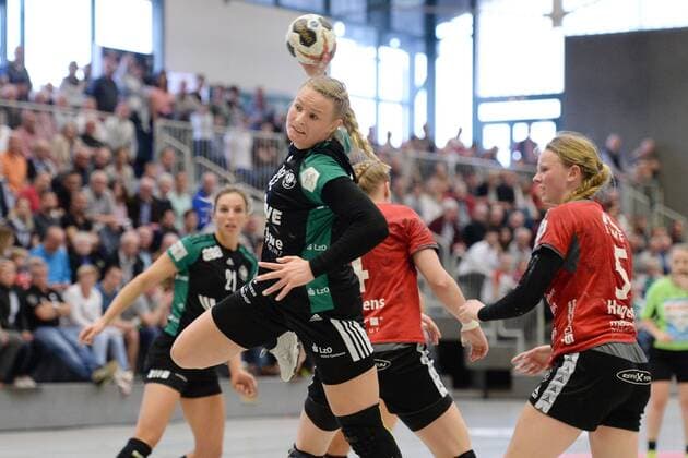 Ann Kristin Roller VfL Oldenburg at the throw Tamara Haggerty HSG Bad Wildungen Vipers R Handball 1 Bundesliga Women HSG Bad Wildungen Vipers vs VfL Oldenburg 14 04 2018 Bad Wildungen Copyright: xSippel xEibner-Pressefotox EP_rsl