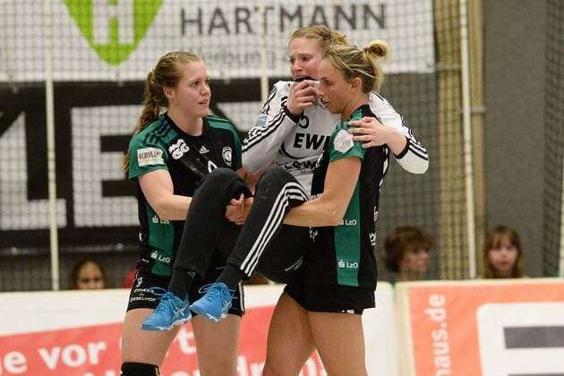 Madita Kohorst Goalkeeper VfL Oldenburg is injured from the field Angie Geschke R Julia Wenzl L Handball 1 Bundesliga Women HSG Bad Wildungen Vipers vs VfL Oldenburg 14 04 2018 Bad Wildungen Copyright: xSippel xEibner-Pressefotox EP_rsl