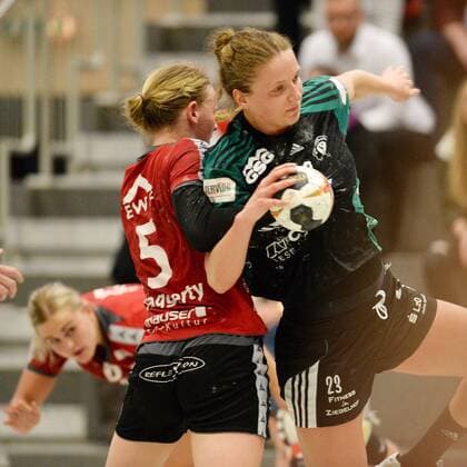 Cara Hartstock VfL Oldenburg on the ball and Tamara Haggerty HSG Bad Wildungen Vipers Handball 1 Bundesliga Women HSG Bad Wildungen Vipers vs VfL Oldenburg 14 04 2018 Bad Wildungen Copyright: xSippel xEibner-Pressefotox EP_rsl