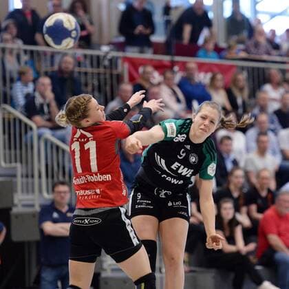 Julia Wenzl VfL Oldenburg at the throw Miranda Schmidt Robben HSG Bad Wildungen Vipers L Handball 1 Bundesliga Women HSG Bad Wildungen Vipers vs VfL Oldenburg 14 04 2018 Bad Wildungen Copyright: xSippel xEibner-Pressefotox EP_rsl
