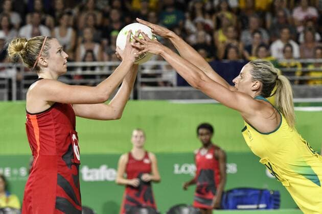 Themen der Woche - SPORT KW15 Bilder des Tages - SPORT 15th April 2018, Coomera Indoor Sports Centre, Gold Coast, Australia; Commonwealth Games day 11; Netball Gold Medal game, Australia versus England ; Jo Harten of England prepares to shoot as Laura Geitz of Australia makes contact  ActionPlus12014413