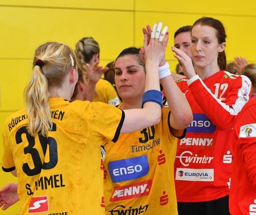 v l Stefanie Hummel claps with Kamila Szczecina both Rödertal handball club Rödertal against Neckarsulmer Sport Union Neckarsulm Handball 1 League of Women 1 Bundesliga Rödertal bees HCR Großröhrsdorf season 2017 2018 14 04 2018