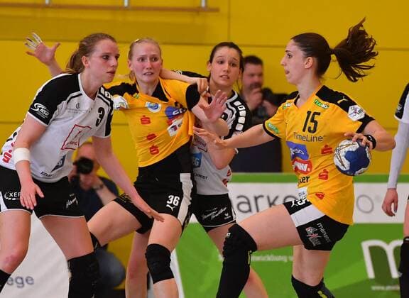 on the ball Tamara Bösch Rödertal in the back at the deficit Stefanie Hummel Rödertal left Lena Hoffmann 2 v re Svenja Kaufmann both Neckarsulm handball club Rödertal against Neckarsulmer Sport Union Neckarsulm Handball 1 League of Women 1 Bundesliga Rödertal bees HCR Großröhrsdorf season 2017 2018 14 04 2018