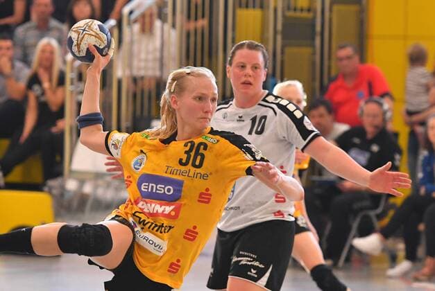 on the ball Stefanie Hummel Rödertal behind Maike Daniels Neckarsulm Handball Club Rödertal against Neckarsulm Sport Union Neckarsulm Handball 1 League of Women 1 Bundesliga Rödertalbienen HCR Großröhrsdorf Season 2017 2018 14 04 2018