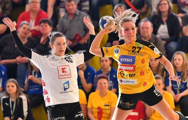 on the ball Jessica Jander Rödertal left Mia Moldrup Neckarsulm handball club Rödertal against Neckarsulmer Sport Union Neckarsulm Handball 1 League of Women 1 Bundesliga Rödertalbienen HCR Großröhrsdorf season 2017 2018 14 04 2018