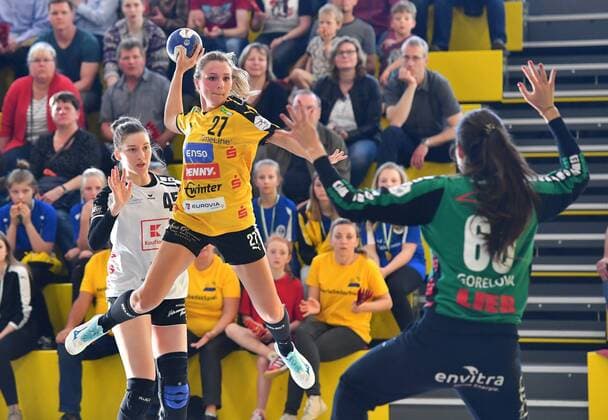 on the ball Jessica Jander Rödertal against goalkeeper Valeriya Gorelova Neckarsulm handball club Rödertal against Neckarsulmer Sport Union Neckarsulm Handball 1 League of Women 1 Bundesliga Rödertalbienen HCR Großröhrsdorf season 2017 2018 14 04 2018