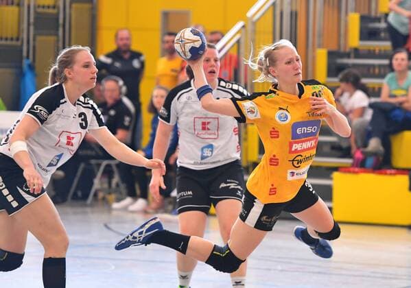 on the ball Stefanie Hummel Rödertal left Lena Hoffmann Neckarsulm handball club Rödertal against Neckarsulmer Sport Union Neckarsulm Handball 1 League of Women 1 Bundesliga Rödertalbienen HCR Großröhrsdorf season 2017 2018 14 04 2018