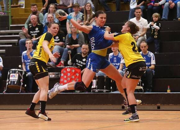BAU 14 04 2018 Ostfildern Handball TV Nellingen vs SG BBM Bietigheim vl Annika Blanke Nellingen Karolina Kudlacz Gloc BBM Tanja Padutsch Nellingen
