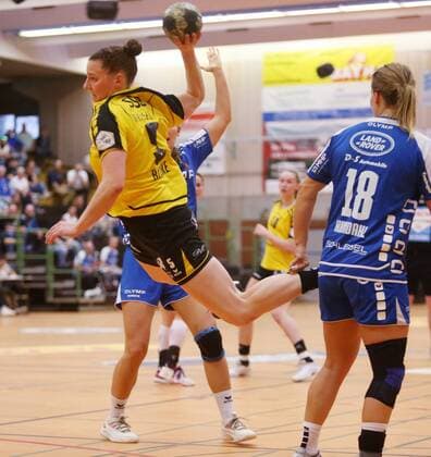 BAU 14 04 2018 Ostfildern Handball TV Nellingen vs SG BBM Bietigheim Annika Blanke Nellingen above