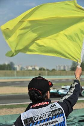 Marshal beckons with the yellow flag Grand Prix of China 2018 Race Motorsport Formula 1 15 04 2018 Shanghai Copyright: xIllman Eibner-Pressefotox EP_ANS