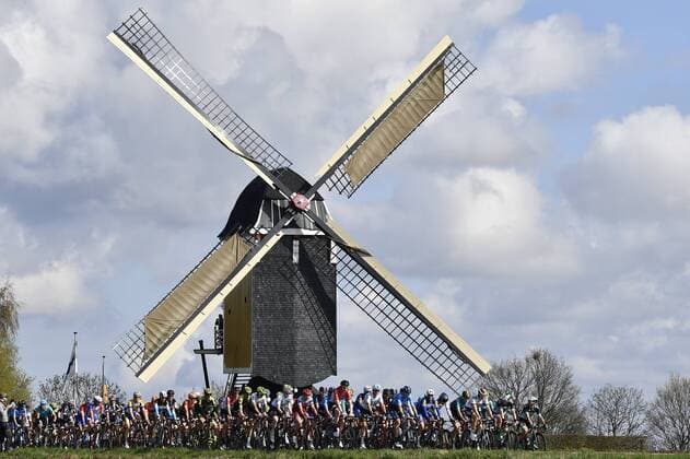 Bilder des Tages - SPORT Illustration picture shows the pack of riders passing by a mill during the Amstel Gold Race one day cycling race, 263 km from Maastricht to Valkenburg, The Netherlands, Sunday 15 April 2018. ERICxLALMAND  x05329561x
