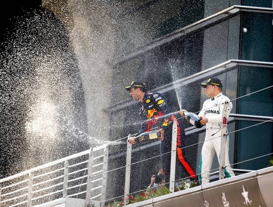 Bilder des Tages - SPORT Shanghai: Motorsports: Formula 1 2018 Heineken Chinese Grand Prix Chinese Formula One Grand Prix Shanghai Circuit in Shanghai, China. 3 Daniel Ricciardo (AUS, Red Bull Racing), 77 Valtteri Bottas (FIN, Mercedes AMG Petronas), Shanghai China
