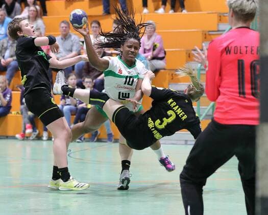 Prudence Kinlend FRESH ON Women right Stella Kramer BVB Handball GER 1 League Handball Women BVB Dortmund FAG Goeppingen Dortmund Copyright: xEIBNER Wolfgang_Stummbilligx EP_EER