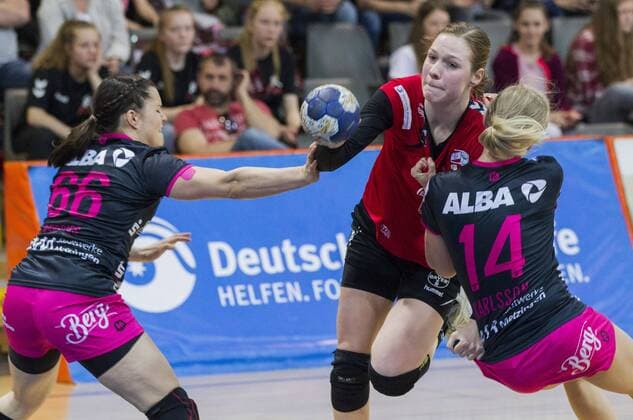 Handball Bundesliga TSV Bayer 04 Leverkusen vs TuS Metzingen 26 24 Handball Bundesliga TSV Bayer 04 Leverkusen vs TuS Metzingen 26 24 at 15 4 2018 Leverkusen Ostermann Arena Germany Photo Ralf Kardes Katharina Beddies 66 LA Elfe Annfleur Bruggemann 11 RL Stina Karlsson 14 RM xrkx