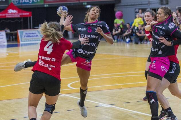 Handball Bundesliga TSV Bayer 04 Leverkusen vs TuS Metzingen 26 24 Handball Bundesliga TSV Bayer 04 Leverkusen vs TuS Metzingen 26 24 at 15 4 2018 Leverkusen Ostermann Arena Germany Photo Ralf Kardes Elf Anna Seidel 4 KM Delaila Amega 5 RM xrkx