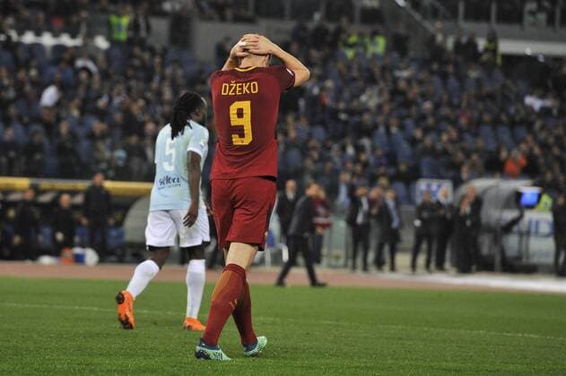 Bilder des Tages - SPORT IPP20180415 Football - soccer: Serie A, Lazio Rom - AS Rom, Edin Dzeko rammaricato per un occasione fallita (Hinweis: Verwendung nur in Deutschland - only Germany) *** IPP20180415 Football soccer Serie A Lazio Roma AS Roma Edin Dzeko rammaricato per un occasione fallita Note Use only in Germany only Germany 