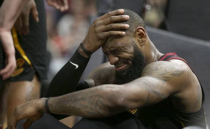 Themen der Woche - SPORT KW15 Bilder des Tages - SPORT April 15, 2018 - Cleveland, OH, USA - Cleveland Cavaliers LeBron James winces after a third quarter foul by Indiana Pacers Lance Stephenson in an Eastern Conference first round game on Sunday, April 15, 2018 at Quicken Loans Arena in Cleveland, Ohio. Indiana Pacers vs. Cleveland Cavaliers - ZUMAm67_ 20180415_zaf_m67_017 Copyright: xPhilxMasturzox
