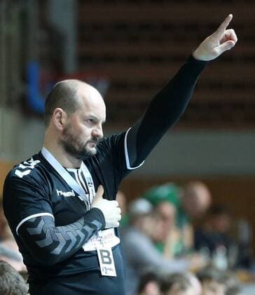 v left Coach Torge Greve VfL Lübeck Schwartau are gesturing instructions gesticulate with the arms gives instructions Gesticulate DKB 2 Handball Bundesliga DJK Rimpar Wolves VfL Lübeck Schwartau xfsx