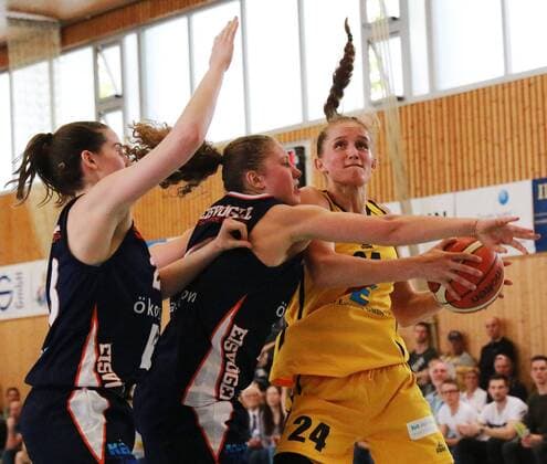 Leonie Fiebich re Jahn Munich in the duel Basketball Women 2 BL Jahn Munich Kingfisher USC Freiburg 15 04 2018