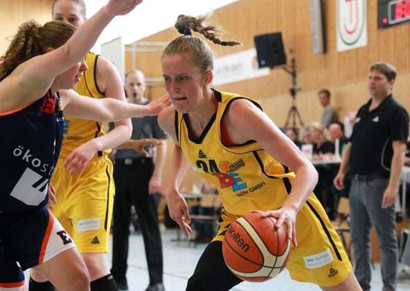 Leonie Fiebich with Ball Jahn Munich in the duel Basketball Women 2 BL Jahn Munich Kingfisher USC Freiburg 15 04 2018