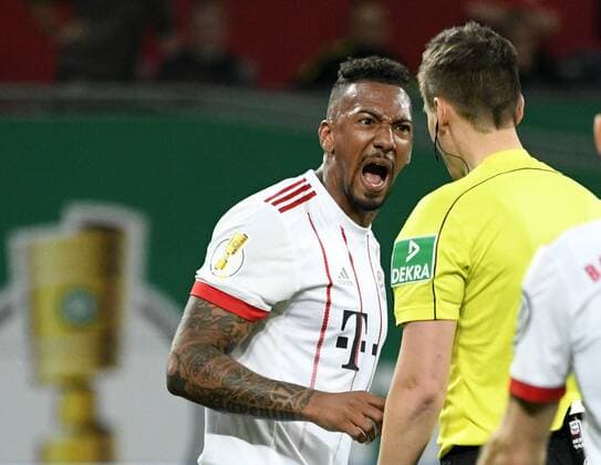 Themen der Woche - SPORT Bilder des Tages - SPORT BayArena Leverkusen NRW 17.4.2018, Fussball DFB Pokal Saison 2017 18 Halbfinale, Bayer 04 Leverkusen vs FC Bayern München (Munchen, Muenchen) --- Jerome Boateng (Bayern München) schreit, brüllt, schimpft, motzt Schiedsrichter Daniel Siebert an *** BayArena Leverkusen NRW 17 4 2018 Football DFB Pokal Season 2017 18 Semifinals Bayer 04 Leverkusen vs Bayern Munich Munchen Muenchen Jerome Boateng Bayern Munich screams roars rants motzt referee Daniel Siebert