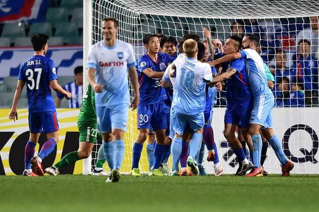Players of Australia s Sydney FC and China s Shanghai Shenhua FC are in a heated exchange in their Group H match during the 2018 AFC Champions League in Sydney, New South Wales, Australia, 17 April 2018. China s Shanghai Shenhua kept Sydney F.C. scoreless on their trip down under to the Allianz stadium on Tuesday (17 April 2018) evening, holding the Australian domestic champions to a nail-biting 0-0 draw. Although the Sydneysiders dominated the ball in the first half of the Asian Champions League contest with a whopping 67 percent possession, the Sky-Blues were unable to convert their chances in front of goal. Only two of their eight shots were meant for the back of the net. Shanghai Shenhua holds Sydney FC to 0-0 draw in fiery match  20180417_88562