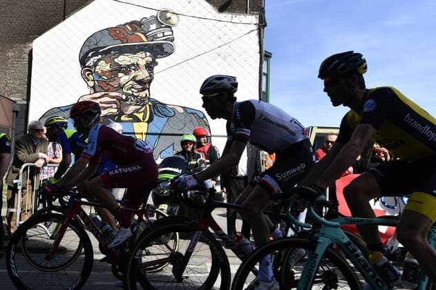 Illustration picture shows the riders in action at the start of the 82nd edition of the men s race of La Fleche Wallonne , a one day cycling race (Waalse Pijl - Walloon Arrow), 198,5km from Seraing to Huy, Wednesday 18 April 2018. ERICxLALMAND  x05331147x
