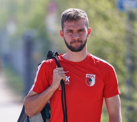Simon Asta (FCA-A-Jgd.) auf dem Weg zum Traningsplatz, FC Augsburg, Training, Saison 2017 - 2018, 18.04.2018 *** Simon Asta FCA A Jgd on the way to Traningsplatz FC Augsburg Training season 2017 2018 18 04 2018