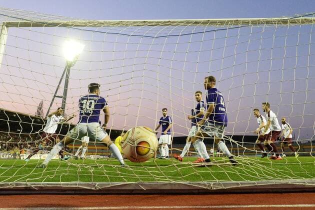 Soccer Men Season 2017 18 Semifinals in the Berlin Pilsner Cup BFC Dynamo Tennis Borussia Berlin David Al Azzawe No 15 BFC Dynamo scores against TW Stephan Flauder No. 1 Tennis Borussia Berlin 1 0 18 04 18 Copyright: xMichaelxHundtx xMatthiasxKochx