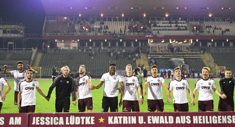 Football men season 2017 2018 semi-finals in the Berlin Pilsner Cup BFC Dynamo Tennis Borussia BFC cheering after the final whistle 18 04 2018 Copyright: xMatthiasxKochx
