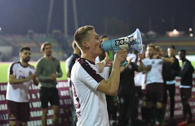 Football Mens Season 2017 2018 Semifinals in the Berlin Pilsner Cup BFC Dynamo Tennis Borussia Matthias Steinborn BFC Dynamo with megaphone at the fans cheering after the final whistle 18 04 2018 Copyright: xMatthiasxKochx