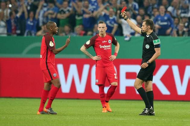 Referee Robert Hartmann shows Gelson Fernandes Eintracht Frankfurt 5 the red card FC Schalke 04 vs Eintracht Frankfurt DFB Pokal Semi Finals Soccer 18 04 2018 FC Schalke 04 vs Eintracht Frankfurt DFB Pokal Semi Finals Soccer 18 04 2018 Gelsenkirchen Copyright: xLanger Eibner-Pressefotox EP_HLR