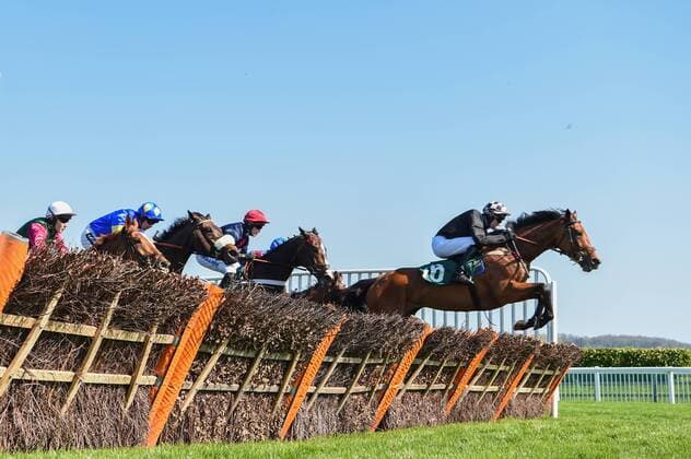 Themen der Woche - SPORT Bilder des Tages - Sport Cheltenham April Meeting Majestic Moll ridden by Adam Wedge (Black, Black and Pink check cap) leads the field over a hurdle during the April Meeting at Cheltenham Racecourse, Gloucestershire. Content Not Available For UK Newspapers Copyright: xSimonxDaelx FIL-11674-0015