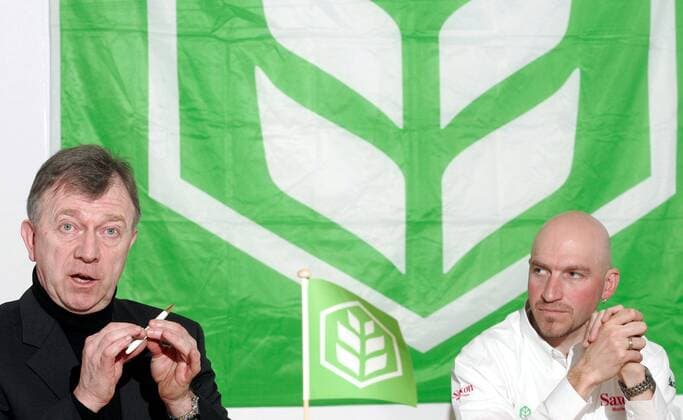 BRU143 - - BRUSSELS, BELGIUM : General team manager of the Colnago - Credit Agricole - Landbouwkrediet Gerard Bulens (L) and cyclist Ludo Dierckxsens (R) give a joint news conference, Friday 21 January 2005, in Brussels. BENOITxDOPPAGNE  x2548439x