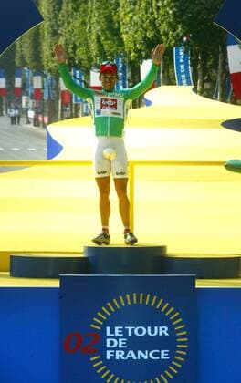NO MAGS-NO SALES-NO INTERNET BRU133 - - PARIS, FRANCE : Green jersey of best sprinter, leader of the Belgian Lotto-Adecco team, Australian Robbie McEwen parades on the podium after the last stage of the 89th Tour de France in Paris, Sunday 28 July 2002. REPORTERS - MICHELxGOUVERNEUR  x1009144x