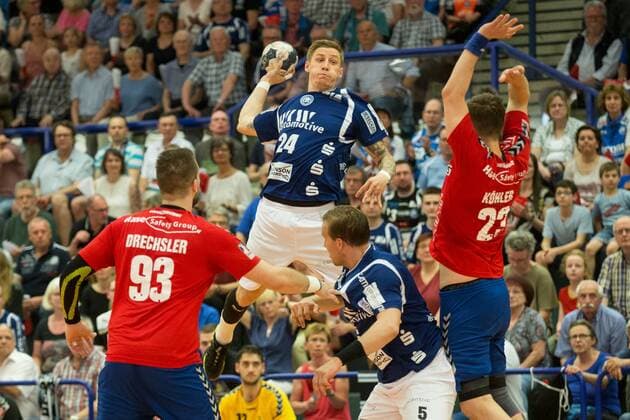 Linus Arnesson 24 Bergischer HC at throw against Rene Drechsler 93 Wilhelmshavener HV and Janik Köhler 23 Wilhelmshavener HV before Max Darj 5 Bergischer HC vs. Wilhelmshavener HV handball 2 Bundesliga 20 04 18 Solingen NRW Germany Klingenhalle Copyright: xcdnx