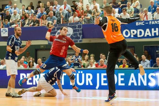 Duncan Postel 13 Wilhelmshavener HV in the throw against Christopher Rudeck 16 TW Bergischer HC Bergischer HC vs Wilhelmshavener HV Handball 2 Bundesliga 20 04 18 Solingen NRW Germany Klingenhalle Copyright: xcdnx
