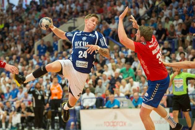 Linus Arnesson 24 Bergischer HC in the throw against Jörn Wolterink 31 Wilhelmshavener HV Bergischer HC vs Wilhelmshavener HV Handball 2 Bundesliga 20 04 18 Solingen NRW Germany Klingenhalle Copyright: xcdnx