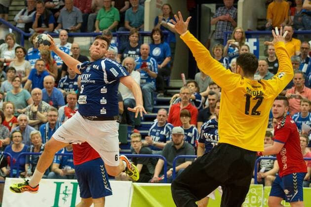 Leos Petrovsky 6 Bergischer HC in the throw against Dennis Doden 12 Wilhelmshavener HV Bergischer HC vs Wilhelmshavener HV Handball 2 Bundesliga 20 04 18 Solingen NRW Germany Klingenhalle Copyright: xcdnx