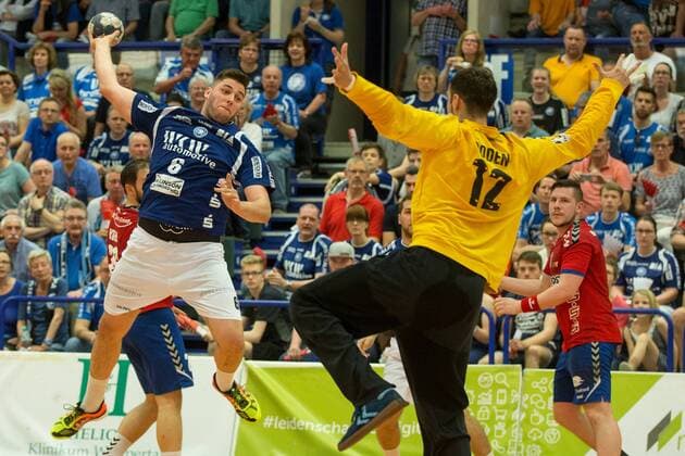 Leos Petrovsky 6 Bergischer HC in the throw against Dennis Doden 12 Wilhelmshavener HV Bergischer HC vs Wilhelmshavener HV Handball 2 Bundesliga 20 04 18 Solingen NRW Germany Klingenhalle Copyright: xcdnx