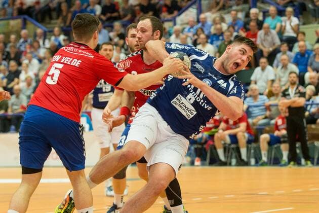 Rutger ten Velde 5 Wilhelmshavener HV and Janik Köhler 23 Wilhelmshavener HV can not stop Leos Petrovsky 6 Bergischer HC from scrounging Bergischer HC vs Wilhelmshavener HV Handball 2 Bundesliga 20 04 18 Solingen NRW Germany Klingenhalle Copyright: xcdnx