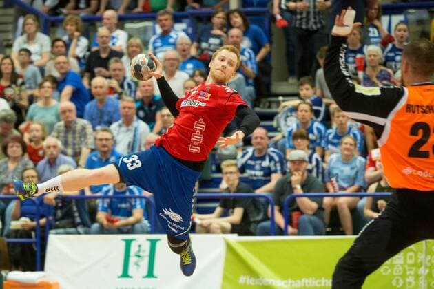 Tobias Schwolow 33 Wilhelmshavener HV in the throw against Bastian Rutschmann 23 Bergischer HC Bergischer HC vs Wilhelmshavener HV handball 2 Bundesliga 20 04 18 Solingen NRW Germany Klingenhalle Copyright: xcdnx