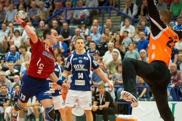 Duncan Postel 13 Wilhelmshavener HV in the throw against Bastian Rutschmann 23 Bergischer HC Bergischer HC vs Wilhelmshavener HV Handball 2 Bundesliga 20 04 18 Solingen NRW Germany Klingenhalle Copyright: xcdnx