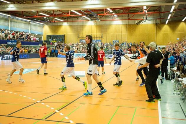 With the final siren, the substitutes storm from the bank on the field and celebrate the rise Bergischer HC vs Wilhelmshavener HV Handball 2 Bundesliga 20 04 18 Solingen NRW Germany Klingenhalle Copyright: xcdnx